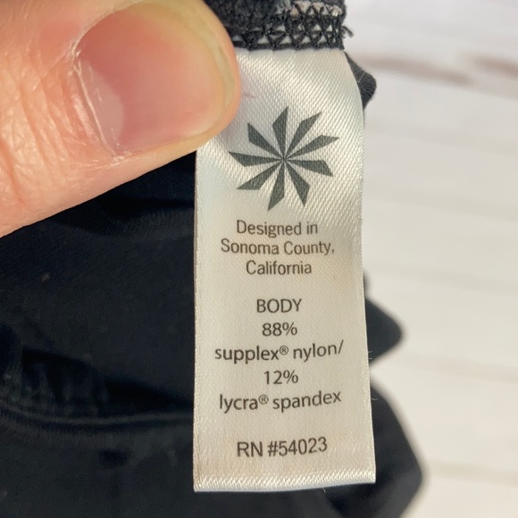 ❌SOLD❌Athleta Black Mind Over Mat Capri Leggings - Picture 6 of 12